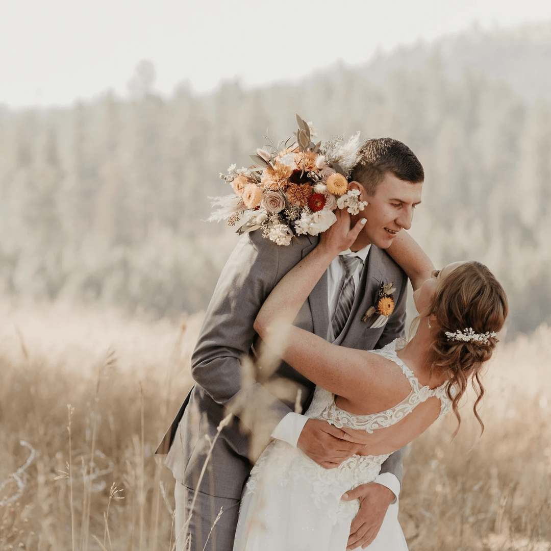 Sage Tree Design - Wedding Couple Bouquet - Coeur d'Alene, ID-min 3 Birds Caravan - Mobile Bridal Suite - Bride Getting Ready-min