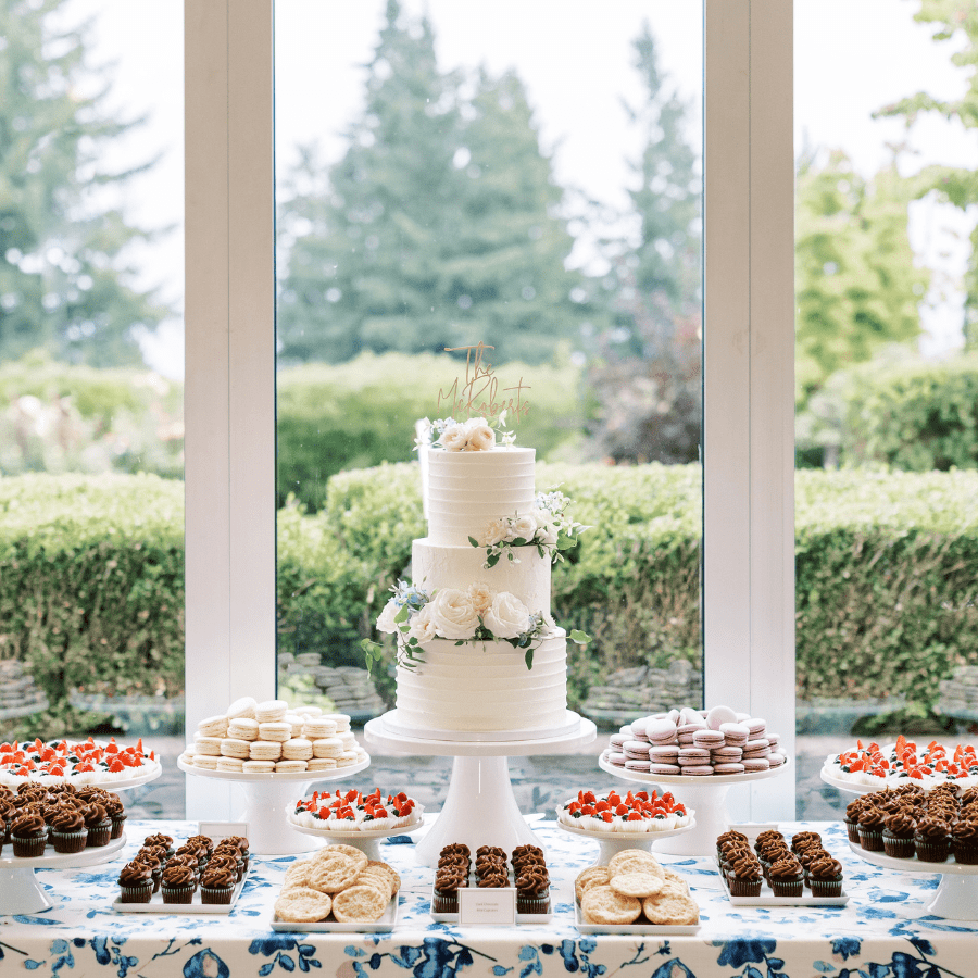 3-min PNW Weddings Excellence Awards 2022 Nominee Lux Sucre Desserts Wilsonville, OR Wedding Cake with flowers